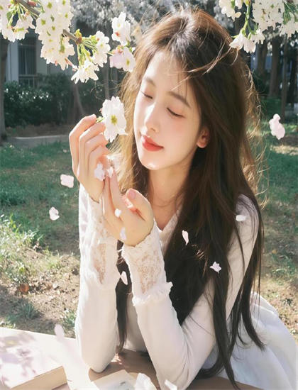 《陛下的穿越生活》美学价值分析：艺术美感与审美特征探讨